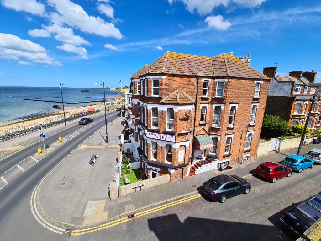 Lot: 148 - SEAFRONT BED AND BREAKFAST WITH POTENTIAL FOR CONVERSION - Elevated photo showing round and seafront